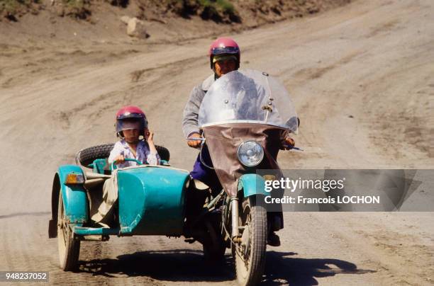 Side-car sur une route de l'Ile Itouroup en juillet 1993 en Sibérie Orientale, Russie.