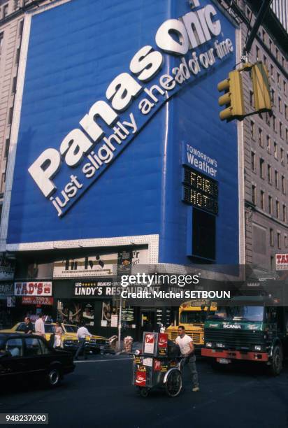 Marchand ambulant dans la rue à Time Square, à New York, aux Etats-Unis, en août 1988.