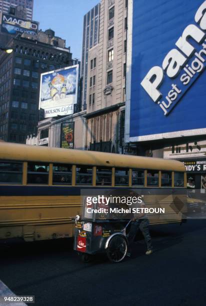 Marchand ambulant dans la rue à Time Square, à New York, aux Etats-Unis, en août 1988.