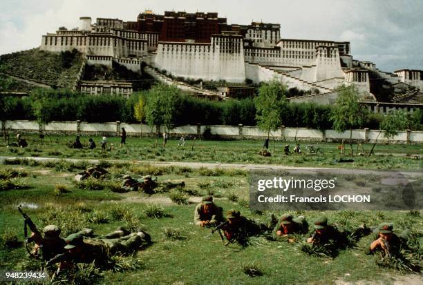 Soldats chinois devant le Palais du Potala au Tibet en 1979, Chine.