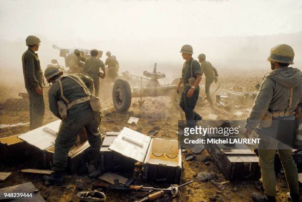 Des militaires ouvrent des caisses de munitions près d'une batterie d'artillerie sur le front de la Guerre du Kippour en octobre 1973.