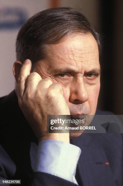 Le ministre de l'Intérieur Charles Pasqua à l'émission de radio 'Face au public' le 2 décembre 1986 à Paris, France.