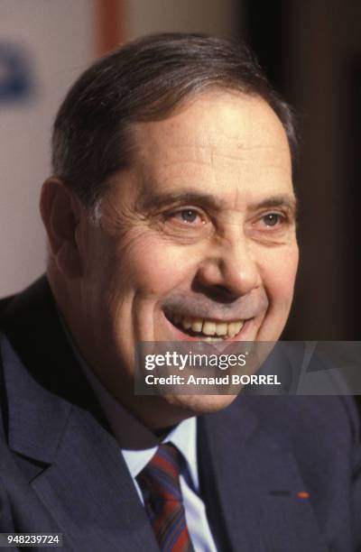 Le ministre de l'Intérieur Charles Pasqua à l'émission de radio 'Face au public' le 2 décembre 1986 à Paris, France.