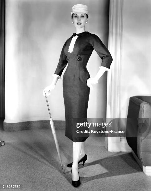 Mannequin présentant un modèle Herbert Sondheim de la Collection Printemps 1956: une robe en lin bleu marine avec un corsage plissé et des manches en...