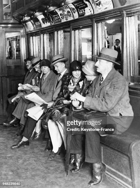 La salle d'attente telle un wagon de métro dans les bureaux d'une grande maison de publicité à New YorkCity, Etats-Unis en 1933.
