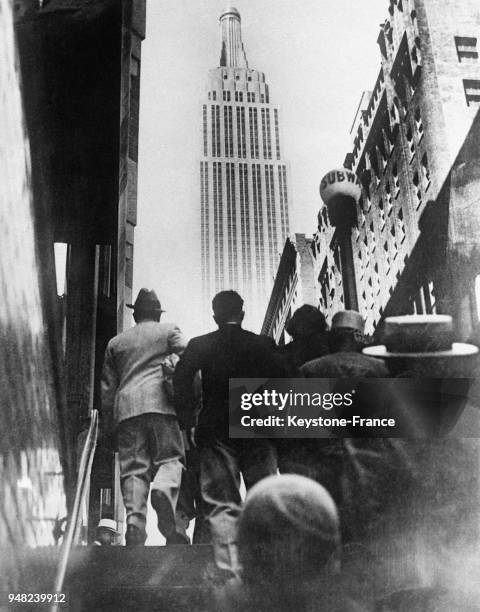 La sortie du métro situé en face de l'Empire State Building, à New York City, Etats-Unis en 1933.