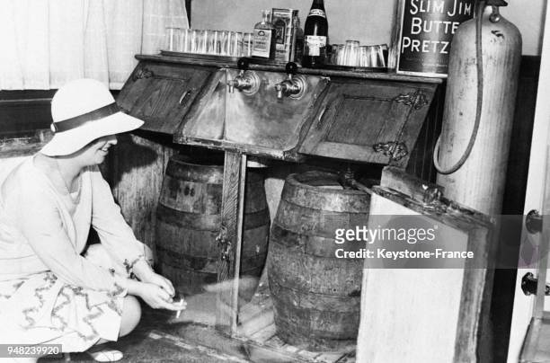 Vue intérieur d'un 'speakeasy' ou bar clandestin à New York City, Etats-Unis en 1932.