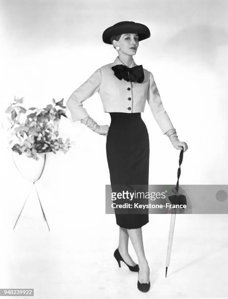 Mannequin présentant un modèle Harvey Berin créé par Karen Starck pour la Collection Printemps 1956: une robe sans manches avec une encolure bateau...