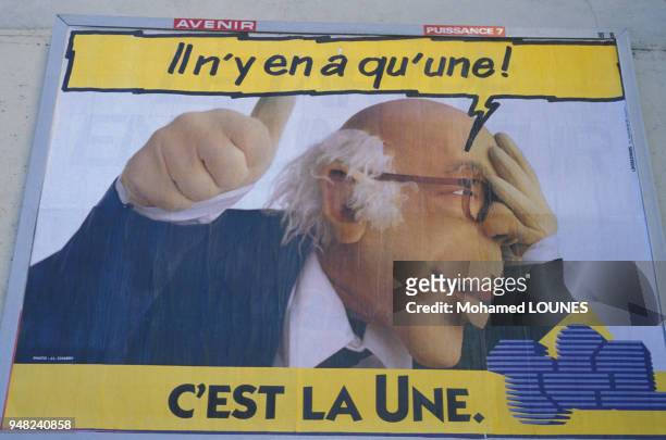 La marionnette de Valéry Giscard d'Estaing sur une affiche publicitaire de TF1 pour l'émission télévisée 'Cocoricocoboy' le 3 janvier 1987 à Paris,...
