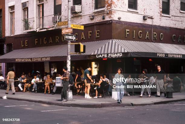 New York, Greenwich Village, the Figaro Café at the corner of Bleecker and Macdougal street. USA: New York, Greenwich Village, à l'angle des rues...