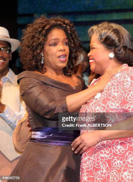 Oprah Winfrey and the cast curtain call of The Color Purple. In New York. Dec 1, 2005 Frank Albertson Photo by Frank Albertson/Gamma.