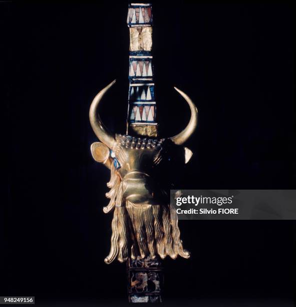 Harpe en or, lapis-lazuli et ivoire, de la reine sumérienne, PU-ABI, photographiée au musée de Bagdad au début des années 1980. La harpe représentant...