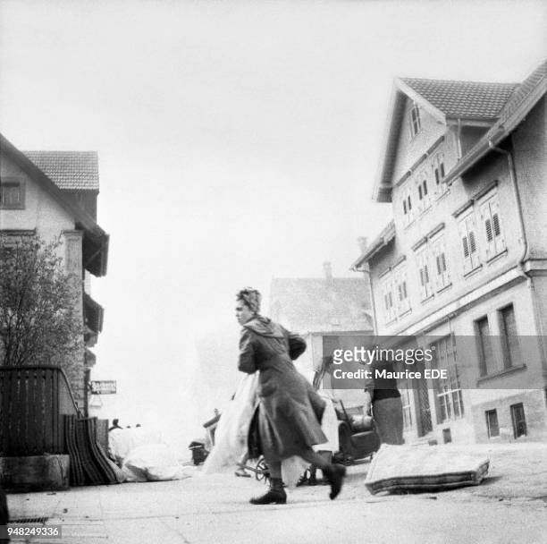 Woman fleeing the combat zone in Freudenstadt, in the Black Forest in April 1945. A Freudenstadt en Forêt-Noire en avril 1945, une femme fuit la zone...