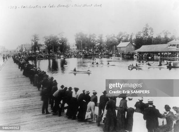 Celebration on the Bamidji lake in Minnesota in 1903. Une célébration sur le lac Bamidji au Minnesota en 1903.