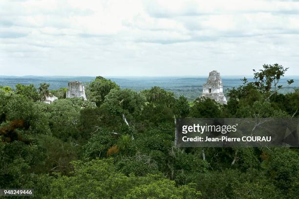 Temple I faisant vis à vis au temple II de Tikal qui est moins élevé que le I. Quelques indices iconographiques démontreraient qu'il fut dédié à une...