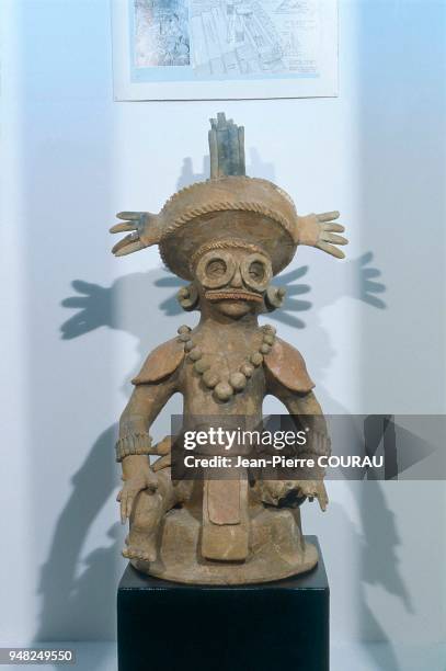 Couvercle d'encensoir maya provenant du site de Copan, Honduras. Daté vers 700 après JC. Ce couvercle est celui d'un encensoir trouvé cassé, des...