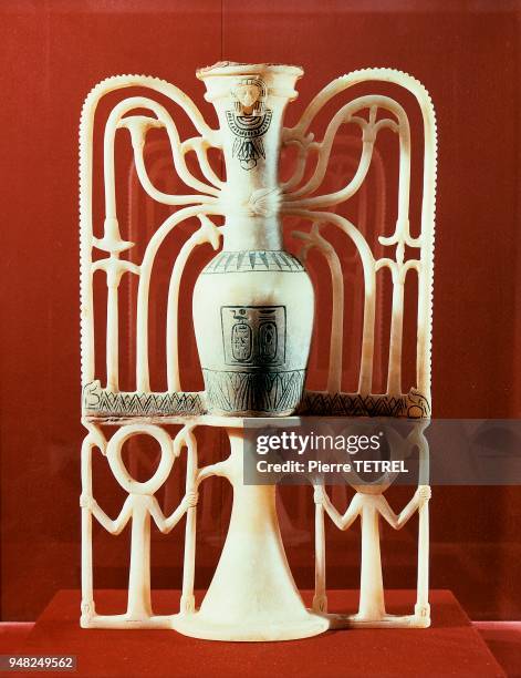 Vase très stylisé en ivoire. Musée du Caire.