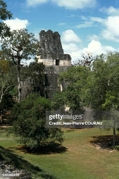 Situé sur la grande place de Tikal, le temple II de Tikal a quelques indices iconographiques démontrant qu'il fut dédié à une femme . ). Période...