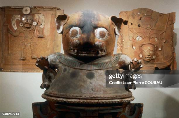 Urne funéraire maya-ixil provenant du site de Nebaj, Guatemala. Datée vers 1000 ap JC, elle est conservée au Musée Popol Vuh. Le couvercle de cette...