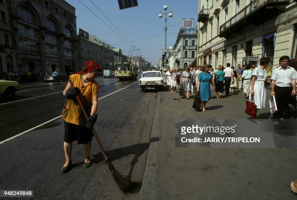 Balayeuse sur la perspective Nevski, rue principale de la ville, en juillet 1988, a Leningrad, en Russie.