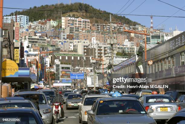 PAYSAGE URBAIN DE LA VILLE DE PUSAN EN COREE DU SUD EMBOUTEILLAGE AUTOMOBILE DANS UNE RUE DU MARCHE GUKJE DANS LE QUARTIER DE JUNG GU.