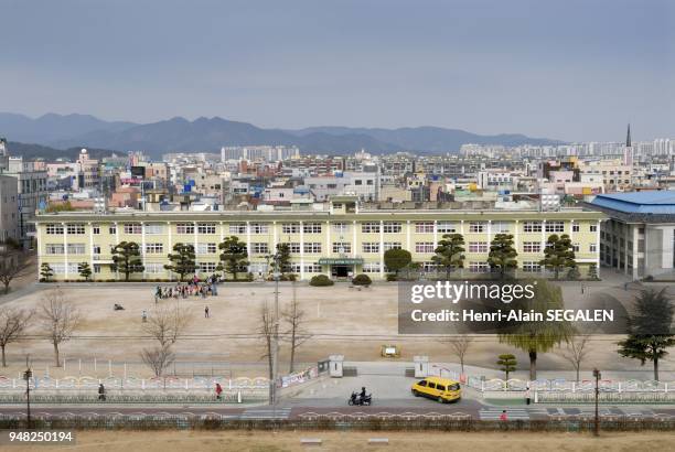 PAYSAGE URBAIN DANS LA VILLE DE GYEONGJU EN COREE DU SUD LYCEE DANS LE CENTRE DE LA VILLE.