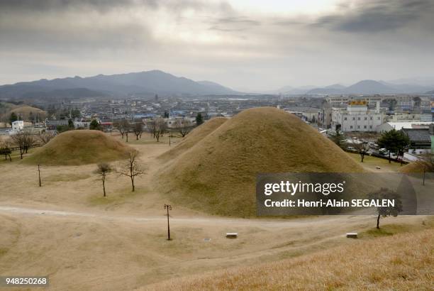 PAYSAGE URBAIN DANS LA VILLE DE GYEONGJU EN COREE DU SUD TUMULI IN NOSEO RI, VESTIGES DE TOMBES ROYALES DE LA PERIODE SILLA.