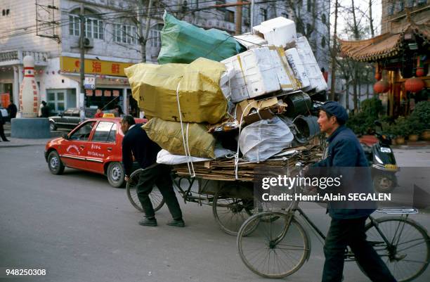 Transporting merchandise by tricycle Luoyang: transport marchandise par tricycle.