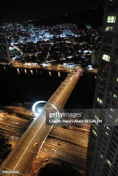 PAYSAGE URBAIN DE LA VILLE DE PUSAN EN COREE DU SUD VUE NOCTURNE DU PONT SUYEONG DU HAUT D IMMEUBLES MODERNES D HABITATIONS DANS LE QUARTIER DE...