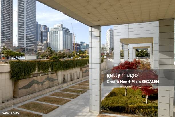 PAYSAGE URBAIN DE LA VILLE DE PUSAN EN COREE DU SUD ARCHITECTURE EXTERIEURE DU MUSEE D ART MODERNE DANS LE QUARTIER HAEUNDAE GU, DANS LE PARC...