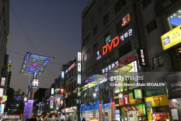 PAYSAGE URBAIN DE LA VILLE DE PUSAN EN COREE DU SUD AVENUE DE COMMERCES MODERNES DU MARCHE GUKJE DANS LE QUARTIER DE JUNG GU, LA NUIT.