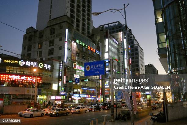 PAYSAGE URBAIN DANS LA VILLE DE PUSAN EN COREE DU SUD VUE NOCTURNE DE L AVENUE COMMERCANTE DE L UNIVERSITE KYUNGSUNG DANS LE QUARTIER DE NAM GU.