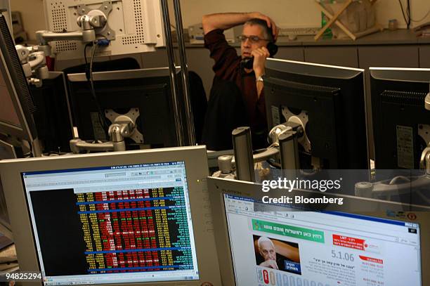 Workers trade in the Forex room of Bank Hapoalim Ltd, Thursday, January 5, 2006 in Tel Aviv, Israel. Israel's stocks, bonds and currency slid the...