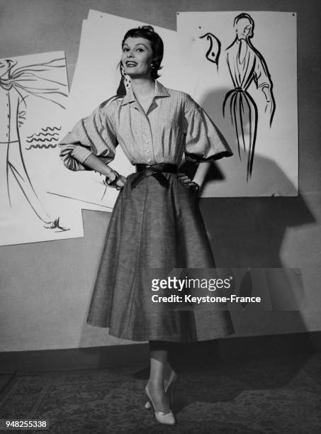 Présentation d'un ensemble de la collection 'Merving' composé d'une jupe évasée et d'une blouse, la taille ceintrée, à Turin, Italie en janvier 1954.