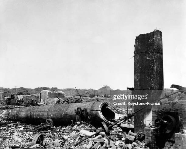 Une cheminée en béton totalement déturite après l'explosion de la bombe atomique à Nagasaki, Japon en 1946.