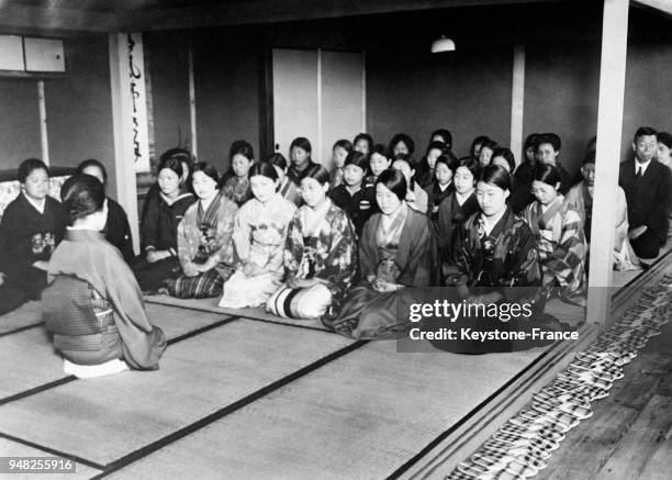 Cours dans la nouvelle école des futures jeunes mamans fréquentée par les jeunes filles de la haute société, à Tokyo, Japon le 2 juin 1932.