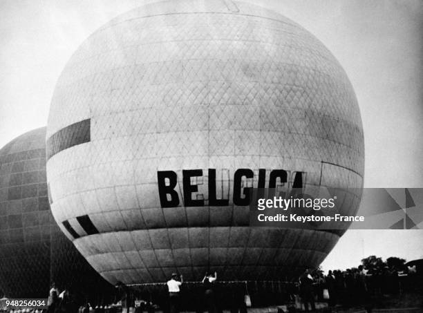 Le célèbre ballon à gaz 'Belgica' du champion belge Denuyter avant l'envol, à Bâle, Suisse en 1932.