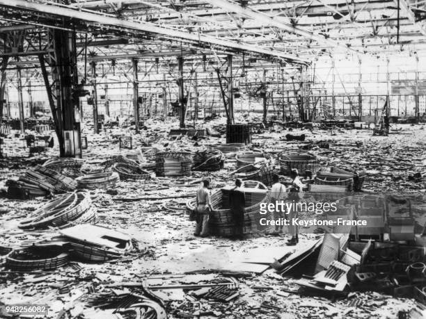 Vue d'une usine détruite par un bombardement de l'armée américaine à Nagoya, Japon en 1945.