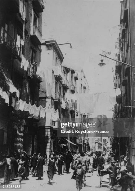 Une rue de Naples, le linge étendu aux fenêtres, à Naples, Italie en 1930.
