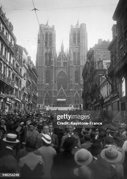 La foule aux alentours de l'église Sainte-Gudule où a lieu le service religieux lors des obsèques de la Reine Astrid de Belgique, tuée dans un...