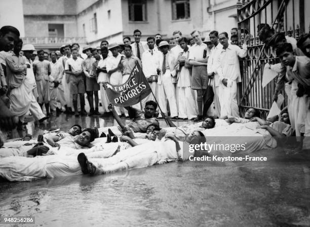 Des étudiants mécontents bloquent l'entrée du Collège St Xavier avec pour slogan : Liberté, Paix, Progrès, le 12 septembre 1938 à Calcutta en Inde.