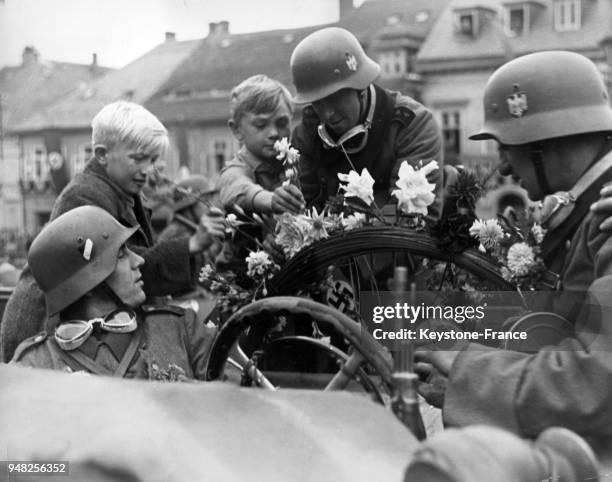 Accueil enthousiaste des troupes allemandes à Sluknov, en Tchécoslovaquie, le 2 octobre 1938.