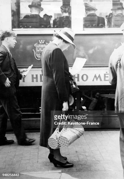 Une femme porte des masques à gaz dans un filet à provisions, à Prague, Tchécoslovaquie le 4 mars 1940.