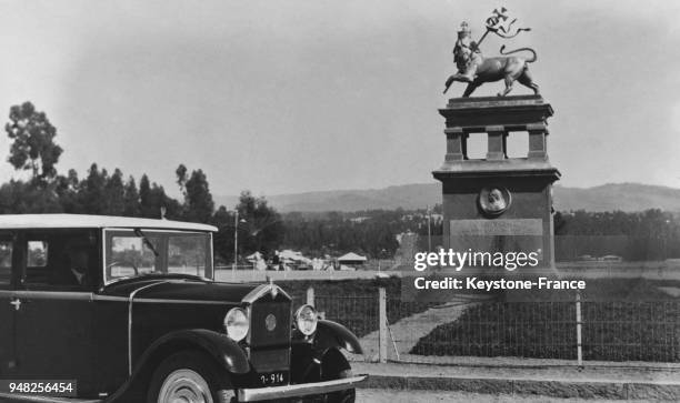 Statue tout en or représentant le 'Lion de Juda', emblème du Négus, à Addis-Abeba, Ethiopie en 1935.