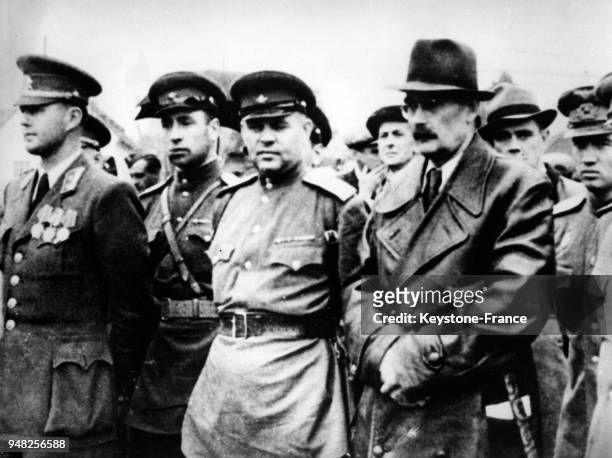 Velicko, commandant des partisans en uniforme de l'arm�ée slovaque, et Karol Smidke en manteau en cuir, lors de la cérémonie lors d'une inspection...