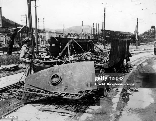 Carcasse de voiture détruite par l'explosion de la bombe atomique à Nagasaki, Japon en 1945.