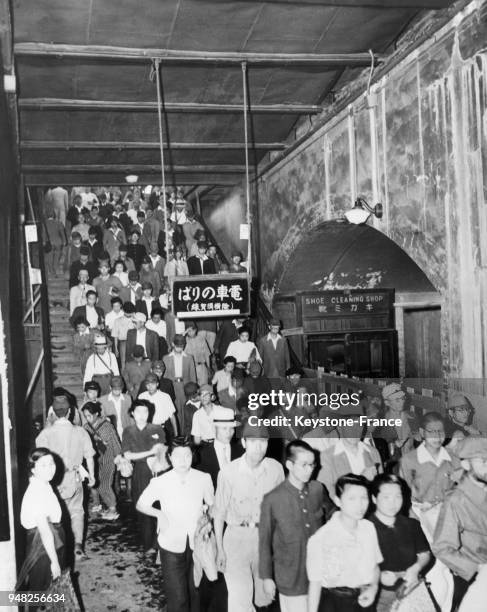 Une foule de Japonais descendent dans le métro pour se protéger des bombardements américains, à Tokyo, Japon en 1945.