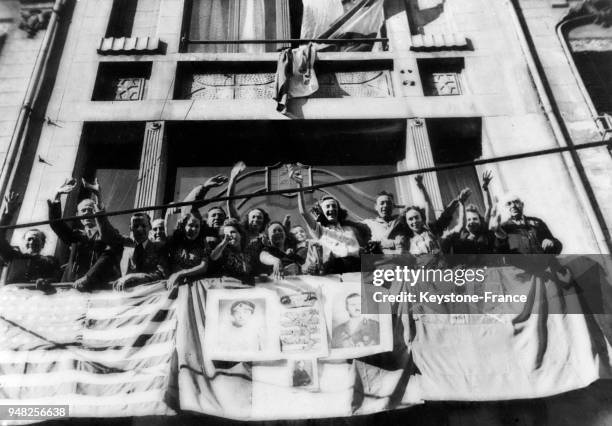 Un balcon décoré et des luxembourgeois heureux fêtent la libération de Luxembourg le 11 septembre 1944.