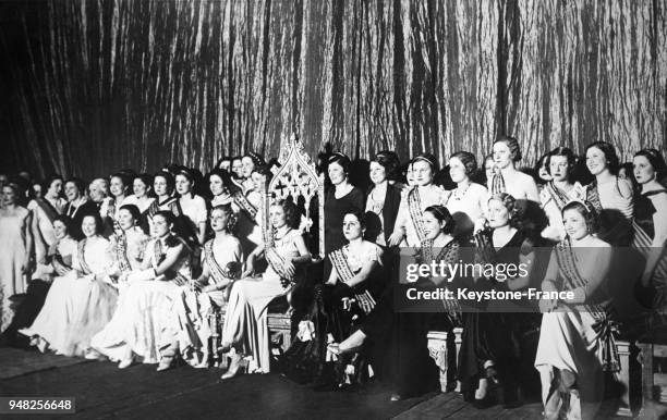 Election de Miss Barcelone 1934 entourée de ses demoiselles d'honneur dans un théâtre à Barcelone, Espagne, en 1934.