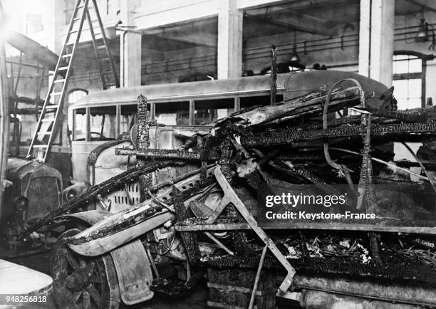 Un des autobus détruit par l'explosion d'une bombe posée par les anarchistes catalans, à Barcelone, Espagne en janvier 1934.